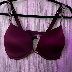 Victoria’s Secret bombshell push up bra